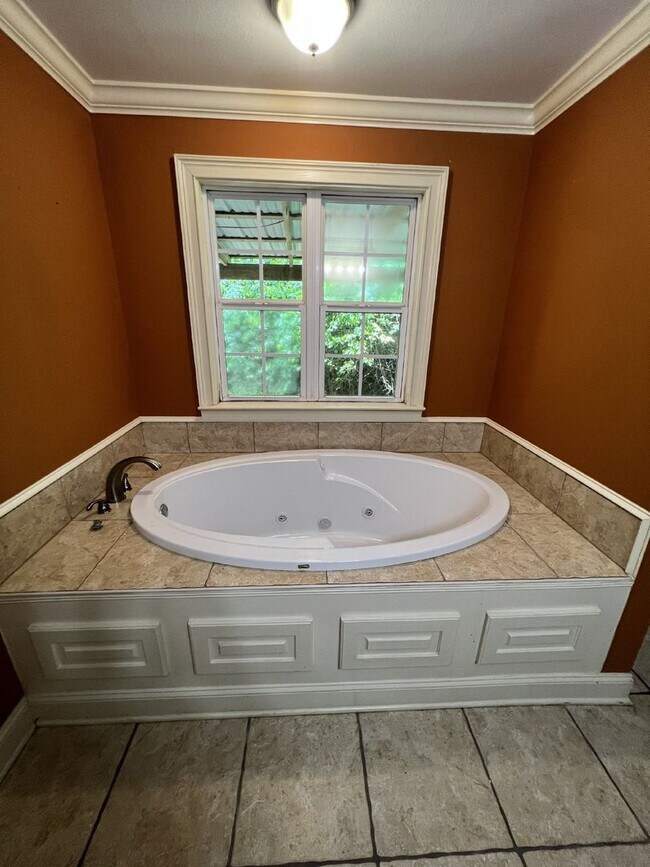 Building Photo - Charming Home in Rock Spring, GA!