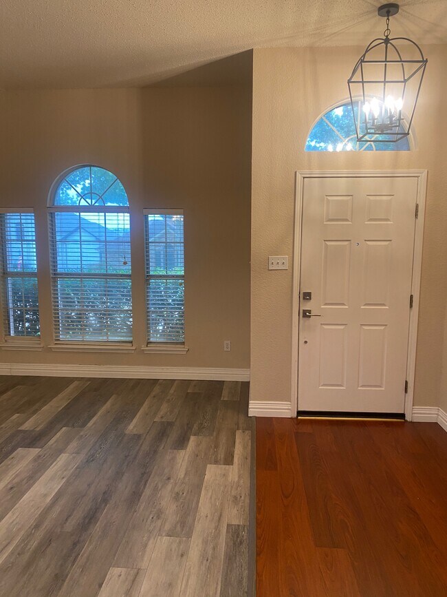 Building Photo - 4505 Scenic Dr