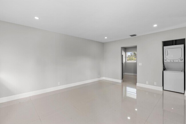 Building Photo - 825 3rd St