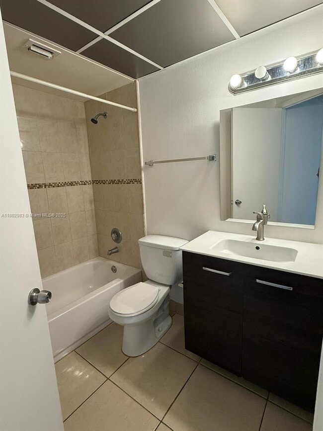 Foto del edificio - 8290 Lake Dr
