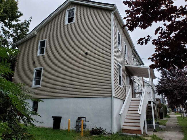 Building Photo - 12 Gifford Ave