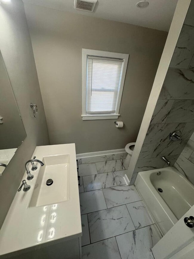 Foto del edificio - 4502 Elmwood Rd