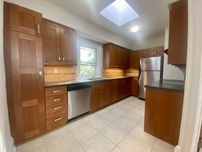 Building Photo - 341 St Clair Ave W