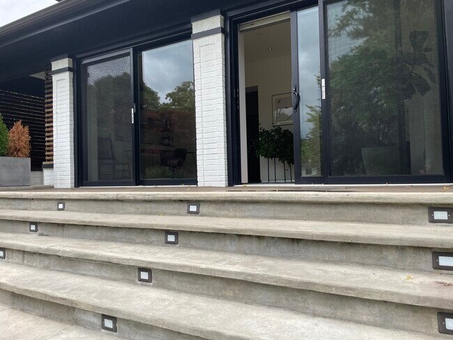 Front porch - 1341 Beechwood Blvd