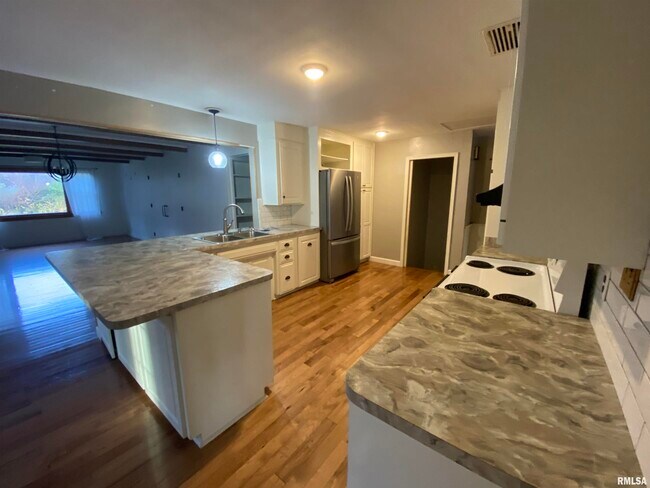 Building Photo - 804 Crestview Dr