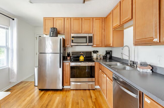 Foto del edificio - Charming 2-Bedroom Main-Floor Home with Fenced Yard & Garage