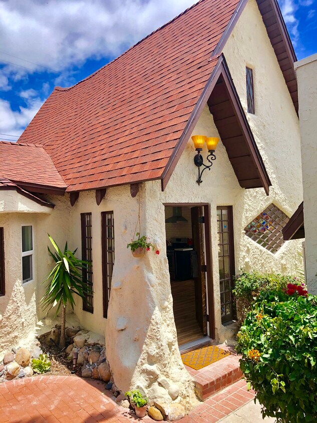 1920s Fantasy Cottage - 3373 30th St