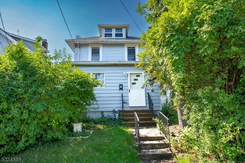 422 E 5th Ave, Roselle, NJ 07203 Room for Rent in Roselle, NJ