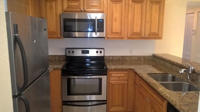 Building Photo - 1484 Lake Crystal Dr