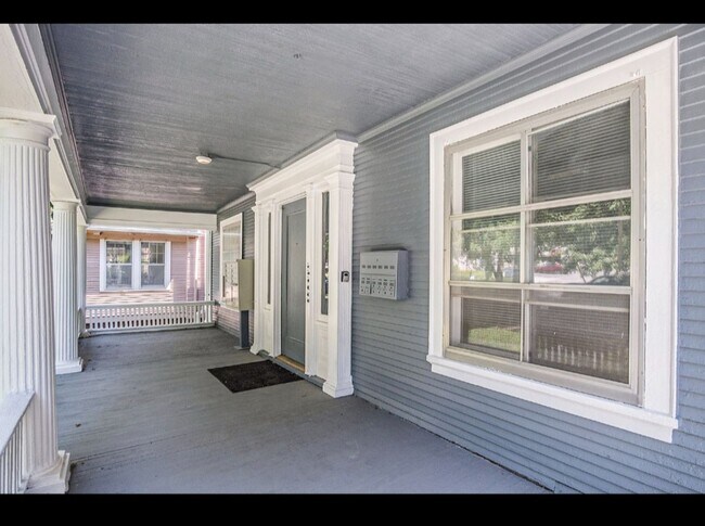 Building Photo - 219 S 38th Ave
