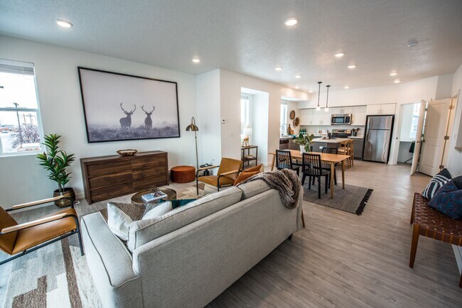 Building Photo - Summer Special! 4 Weeks Rent Free + $0 Down Deposit OAC 3 Bed 2.5 Bath Townhome in South Ogden