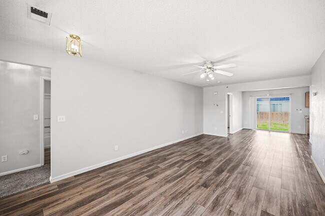 Foto del edificio - $2,495.95 - 3 Bed, 2 Bath Home in Denver with Central AC and Fenced in Yard!