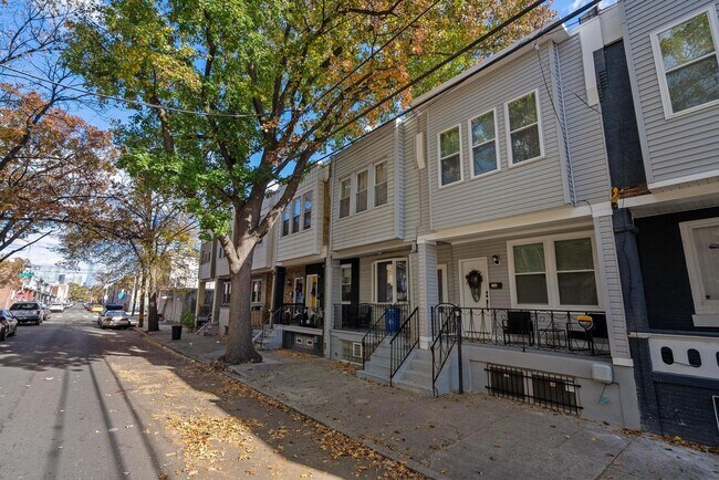 Foto del edificio - Luxurious 3-Bedroom Townhome in Point Breeze! Available NOW!