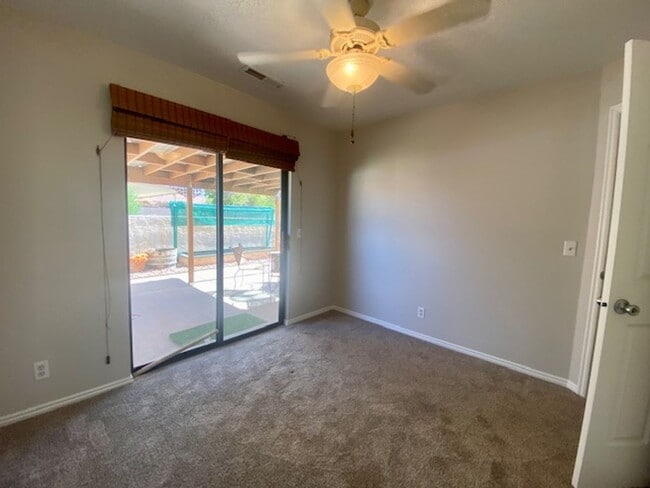 Building Photo - REMODELED TOWNHOME FOR RENT!