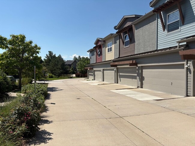 Building Photo - Updated 2 Bed + Office 2.5 Bath Townhome i...