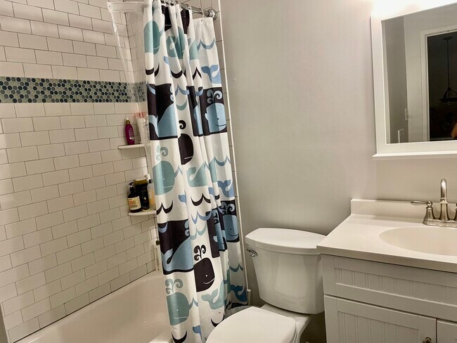 Baño del pasillo - 10919 Deborah Dr