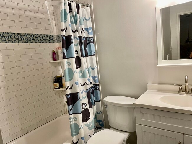 Hall bath - 10919 Deborah Dr