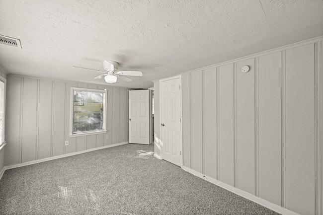 Building Photo - 203 W Hart Ave