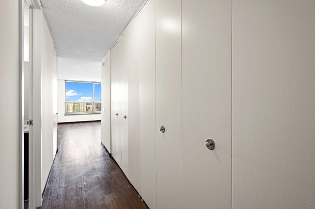 Building Photo - 1000 N La Salle Dr