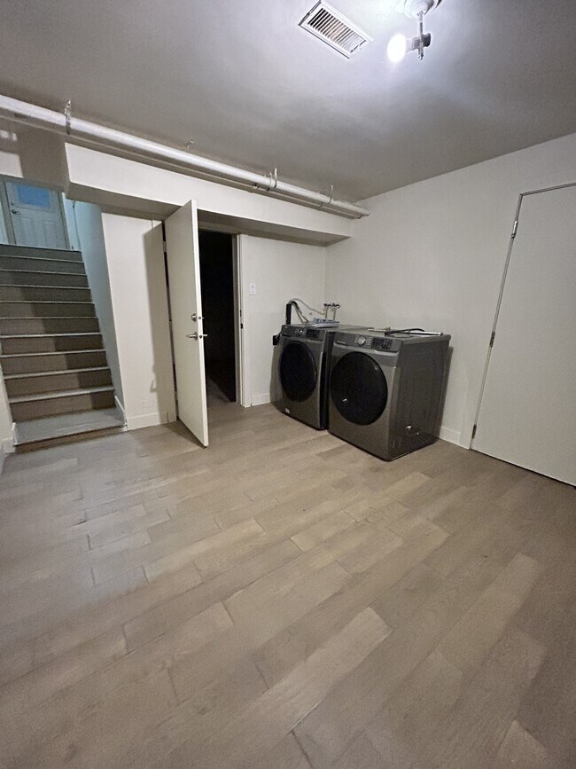 Photo du bâtiment - 9837-9868 68 Ave NW