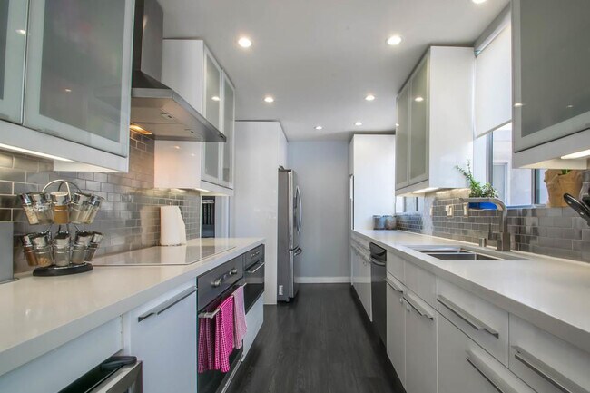 Kitchen - 8530 Holloway Dr