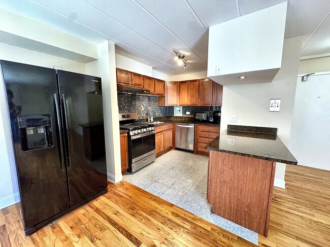 Foto del edificio - 2115 W Farwell Ave