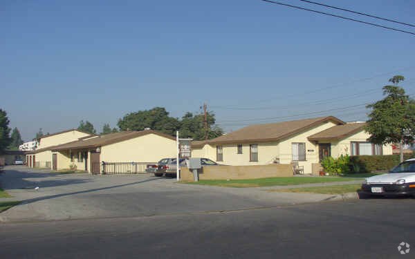 Primary Photo - 3901-3905 Stewart Ave