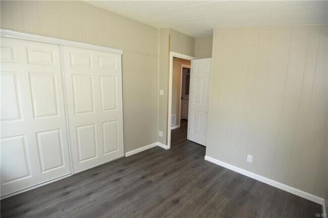 Building Photo - 127 Upper Greenhill Rd