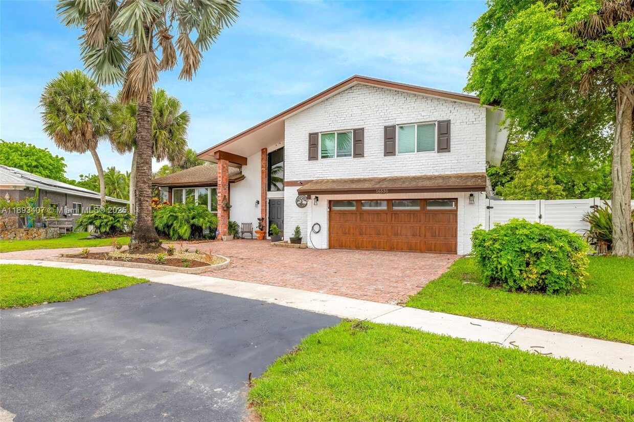 Foto principal - 16530 Royal Poinciana Ct