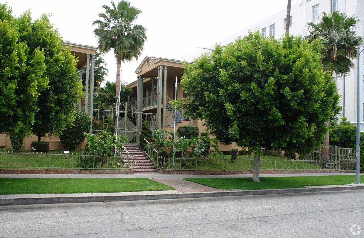 Foto del edificio - 828 S Serrano Ave
