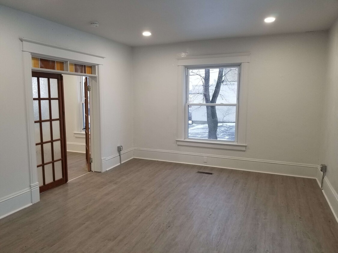 Livingroom - 439 W Washington St