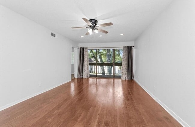 Foto del edificio - 12100 Melville Dr