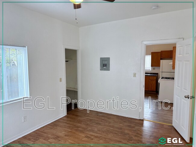 Building Photo - 705 W 47th St