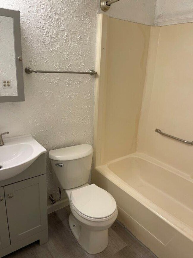 Foto del edificio - 1 bed downstairs unit with courtyard, laundry access,brand new appliances, paint and flooring, in...
