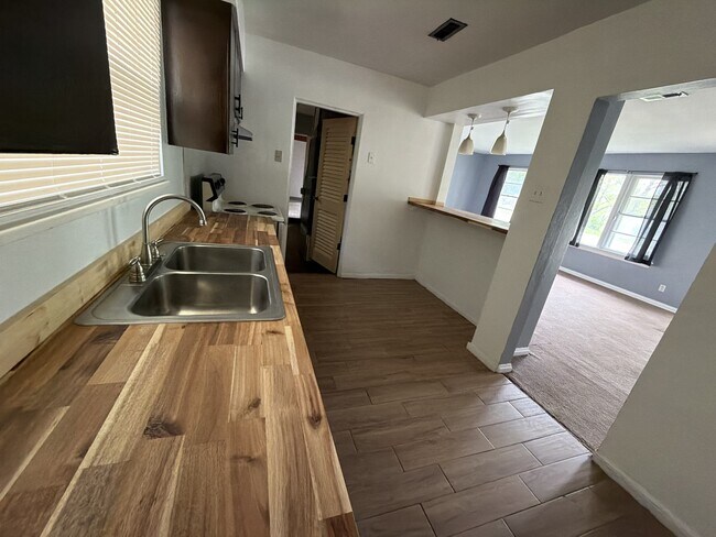 Foto del edificio - 10000 Knollcrest Ct