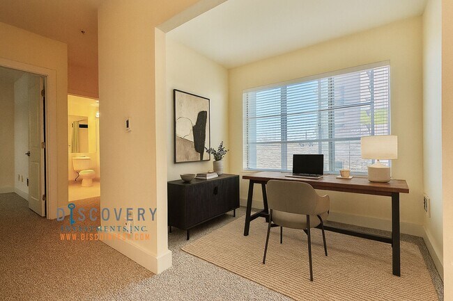 Building Photo - Stylish Uptown Condo in Prime Location