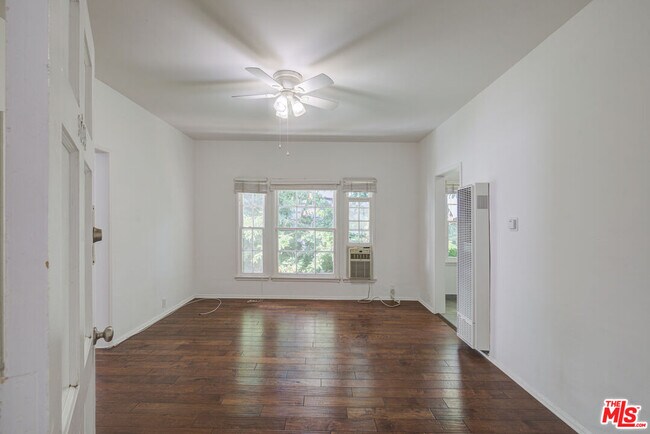 Foto del edificio - 965 N Doheny Dr