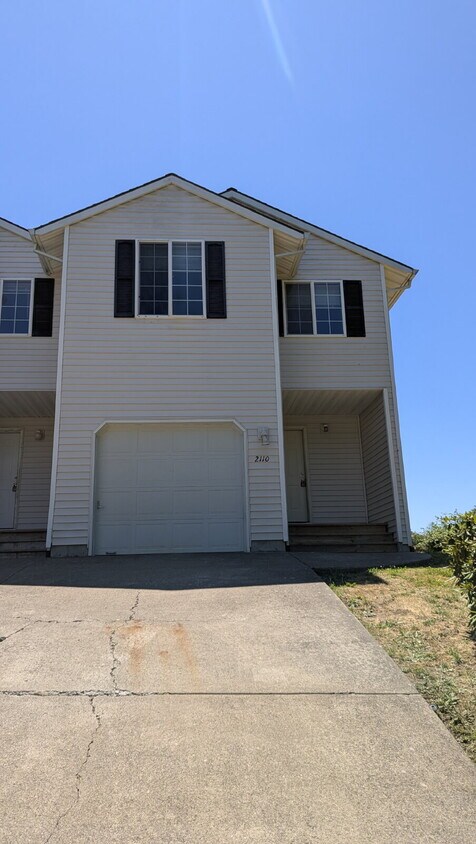 Primary Photo - 4 bedroom 2.5 bath home
