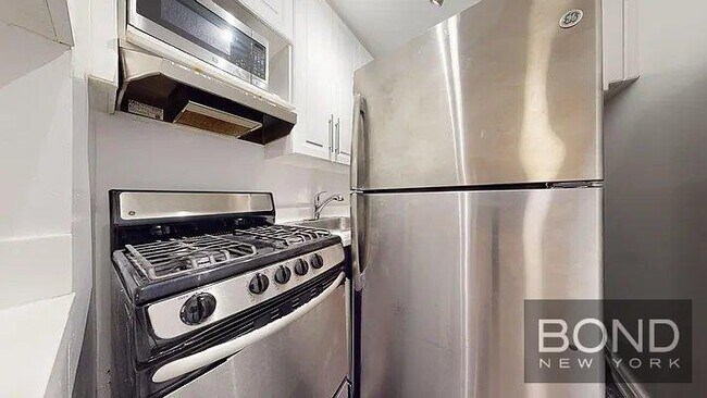 Foto del edificio - 305 W 13th St