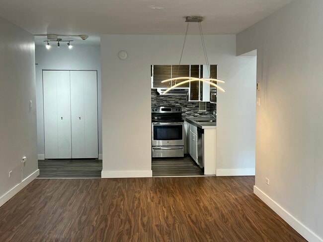 Building Photo - Apartments Tour Des Pins