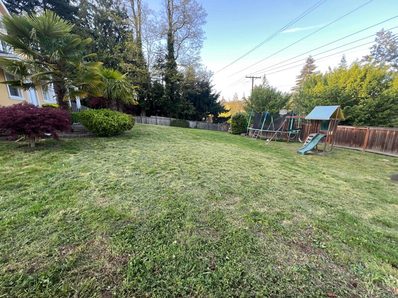 Building Photo - 3059 Bellevue Way NE