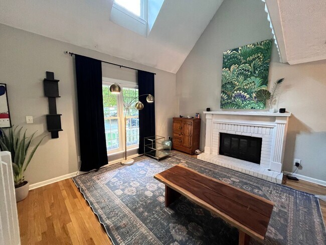 Foto del edificio - 4 Bedroom Single Family Home in Peachtree ...