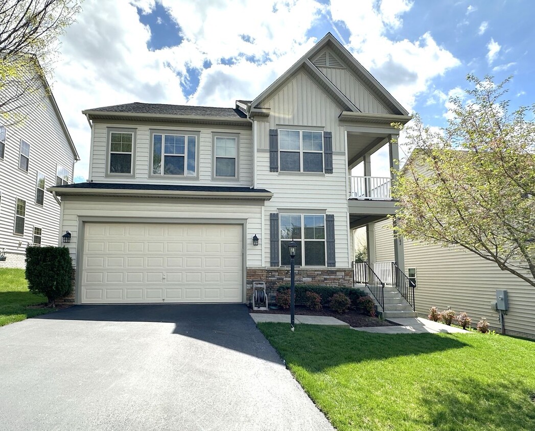 Foto principal - Gorgeous 5 Bedroom 4.5 Bath SFH in Bramble...