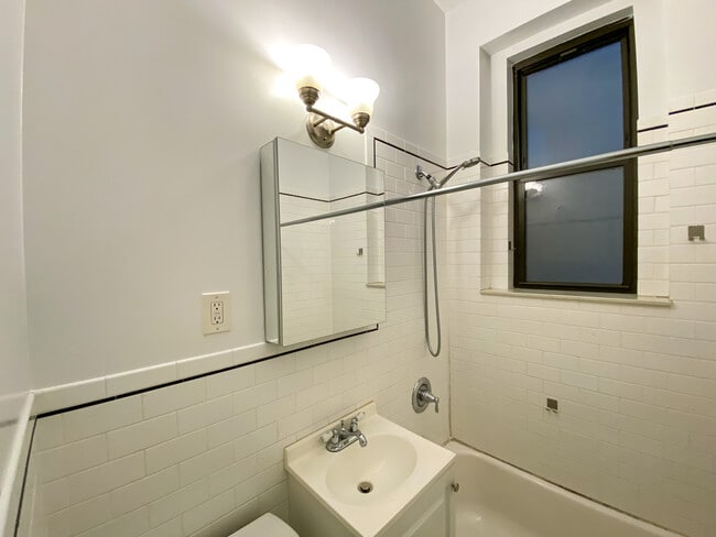 Building Photo - 107 E 82nd St