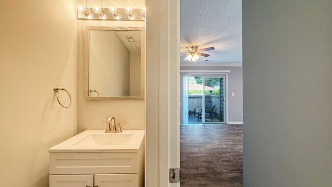 Foto del edificio - 2393 Old Greenbrier Rd