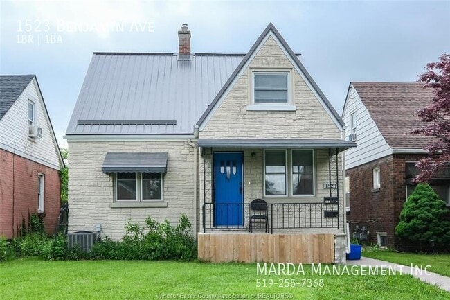 Building Photo - RENOVATED 1 BED/1BATH - LOWER UNIT ALL-INC...