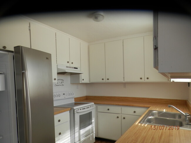 Kitchen: fridge, stove - 1038 Alta Ave