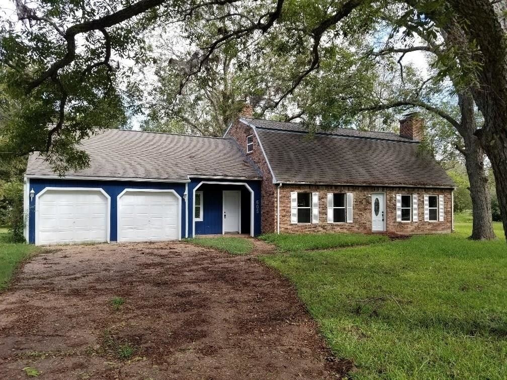 605 Ft Bend Dr, Wallis, TX 77485 House Rental in Wallis, TX