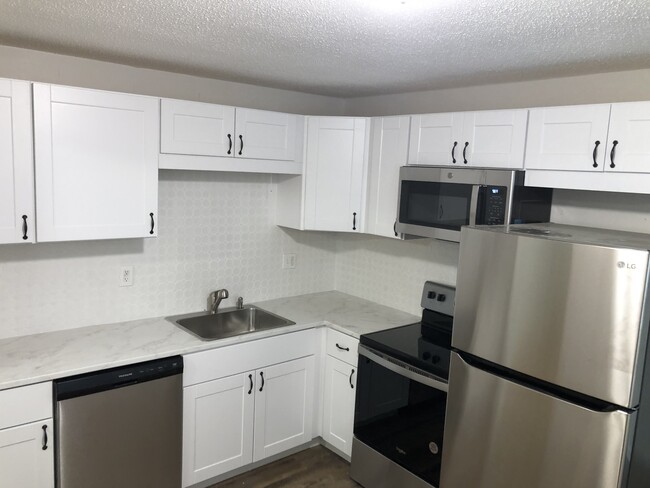 Building Photo - 85 Old Town Rd