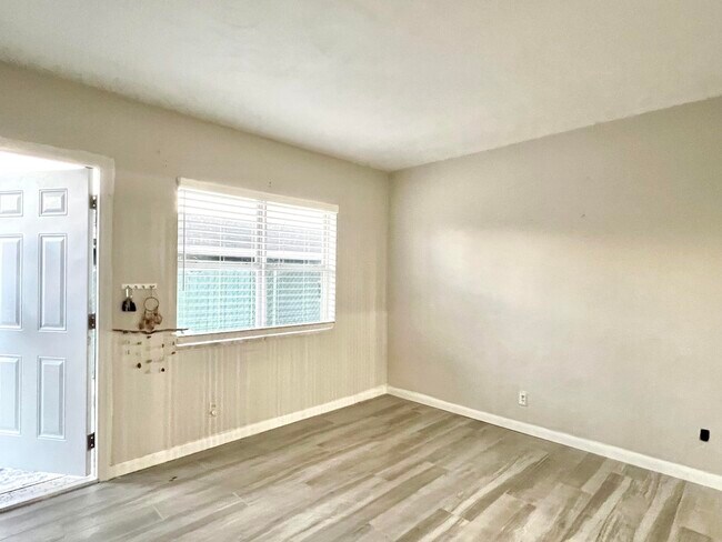 Foto del edificio - 340 W Blue Heron Blvd